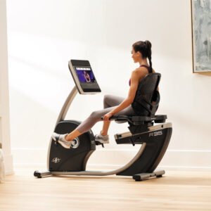 Moteris treniruojasi ant NordicTrack R35 horizontalaus treniruoklio namuose